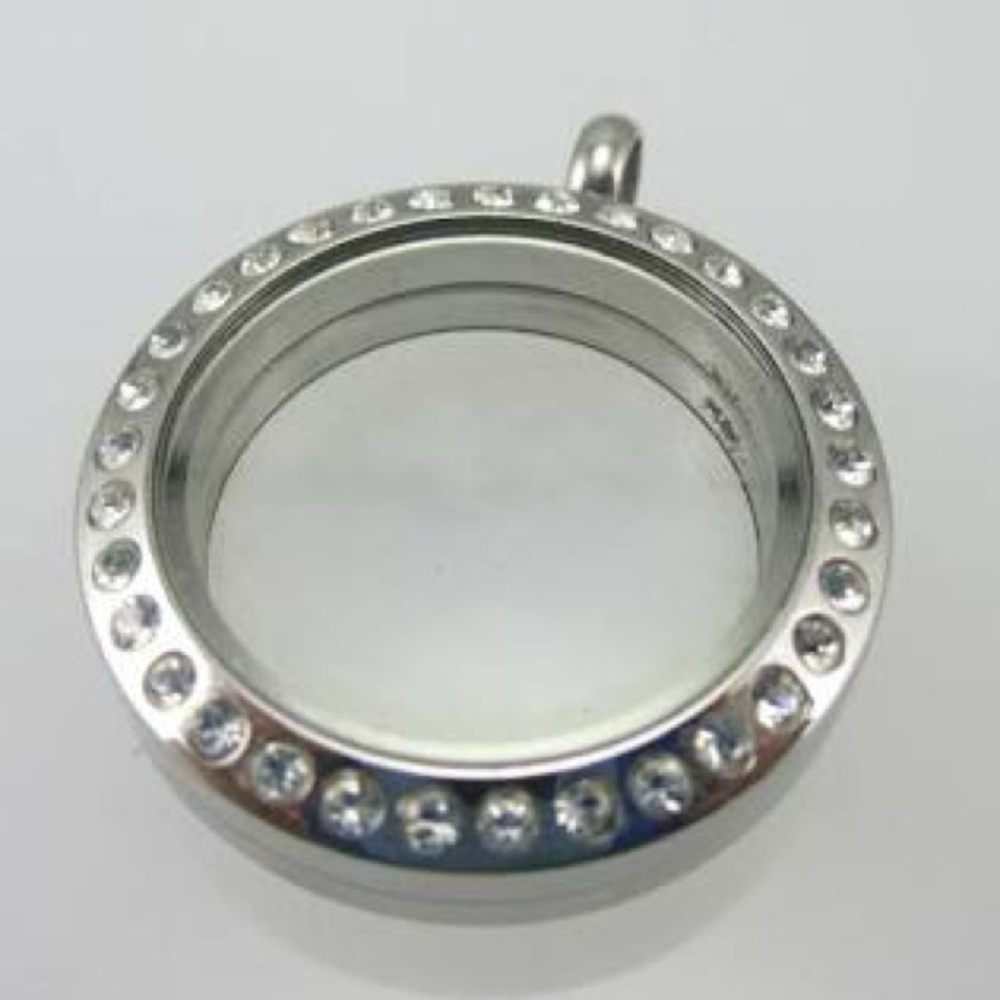 Origami owl 🦉 medium, silver locket with crystals!